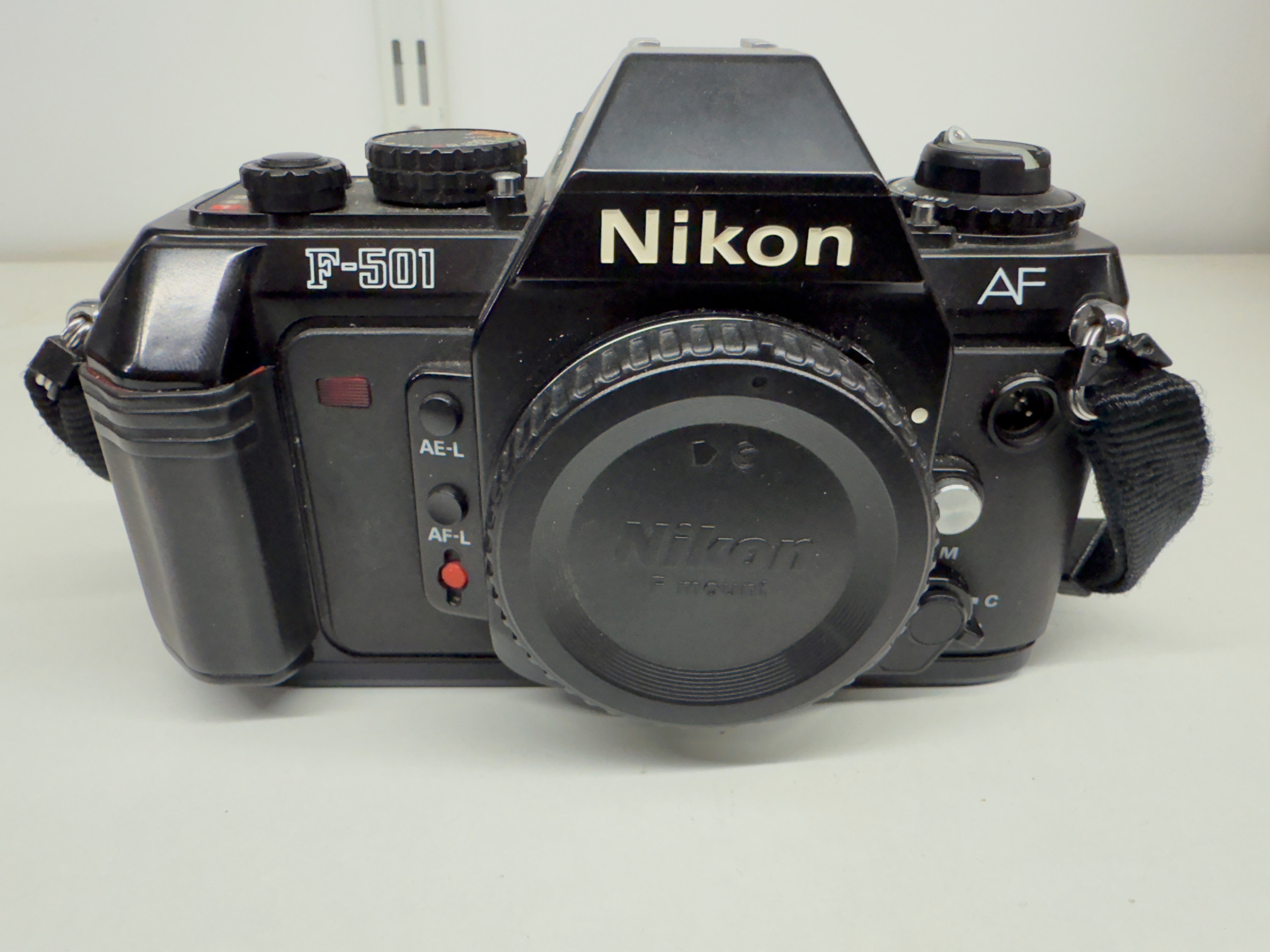 Nikon F501